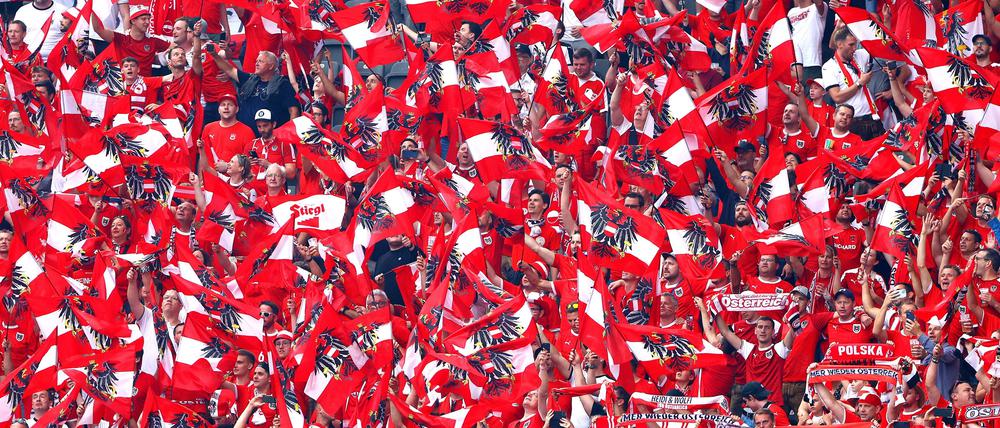 Österreichische Fans bejubeln im Stadion den Sieg ihres Teams.