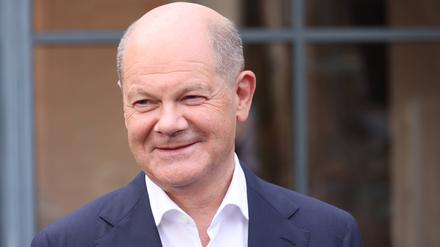 Bundeskanzler Olaf Scholz besucht das Mies van der Rohe Haus.