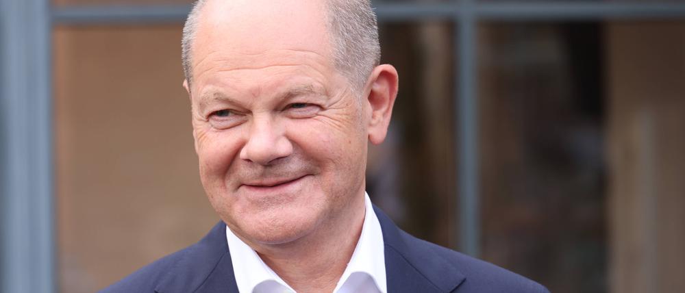 Bundeskanzler Olaf Scholz besucht das Mies van der Rohe Haus.