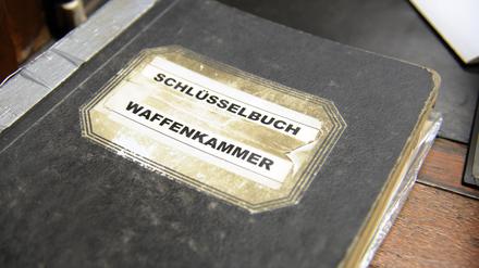 Das Schlüsselbuch für die Waffenkammer einer polizeilichen Einrichtung: Mitarbeiter einer Hausmeisterfirma wollten sich Zugang verschaffen.