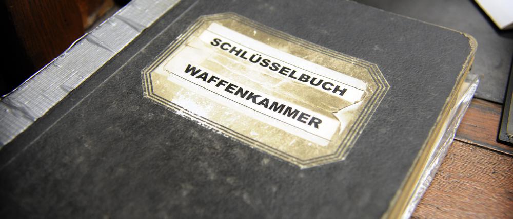 Das Schlüsselbuch für die Waffenkammer einer polizeilichen Einrichtung: Mitarbeiter einer Hausmeisterfirma wollten sich Zugang verschaffen.