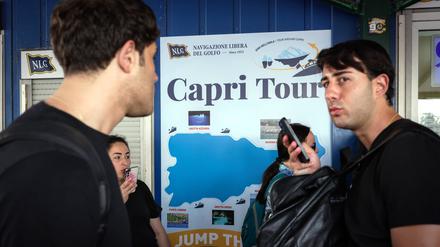 Ratlose Touristen warten nach den Meldungen aus Capri im Hafen von Neapel. 
