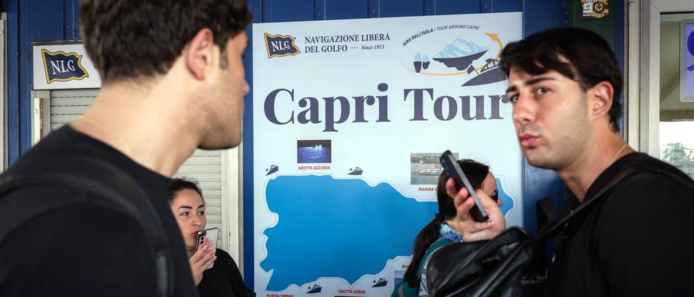 Ratlose Touristen warten nach den Meldungen aus Capri im Hafen von Neapel.