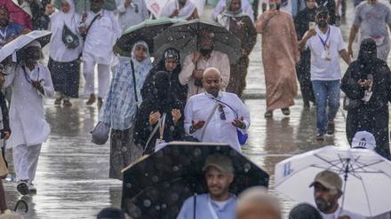 17.06.2024, Saudi-Arabien, Mekka: Muslimische Pilger kommen an, um bei der symbolischen Steinigung des Teufels Steine an Säulen zu werfen.