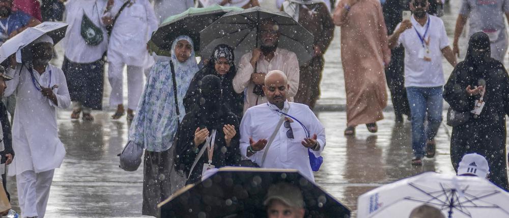 17.06.2024, Saudi-Arabien, Mekka: Muslimische Pilger kommen an, um bei der symbolischen Steinigung des Teufels Steine an Säulen zu werfen.