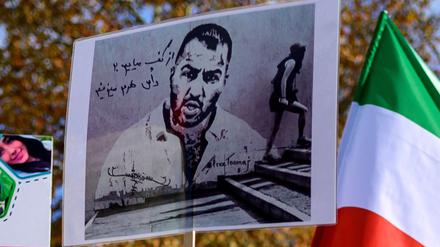Ein Schild mit einem Foto von Toomaj Salehi wird am 26. November 2022 bei einer Demonstration in Istanbul in die Höhe gehalten.