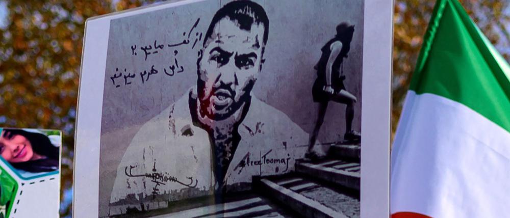 Ein Schild mit einem Foto von Toomaj Salehi wird am 26. November 2022 bei einer Demonstration in Istanbul in die Höhe gehalten.