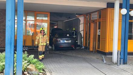 Evangelisches Waldkrankenhaus Spandau: Ein Tesla ist in die frühere Rettungsstelle gekracht.
