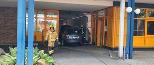 Evangelisches Waldkrankenhaus Spandau: Ein Tesla ist in die frühere Rettungsstelle gekracht.