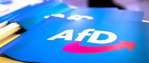 Bayern, Greding: Fähnchen mit dem Logo der AfD liegen auf einem Tisch. (Archivbild vom 24.11.2018).