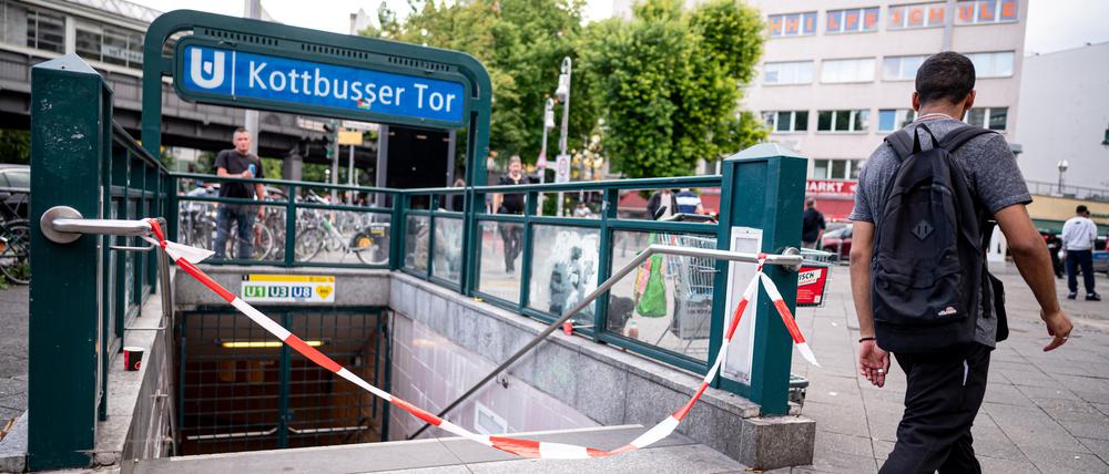Weißes Flatterband vor der Treppe in den Untergrund: Der U-Bahnhof Kottbusser Tor ist abgesperrt.