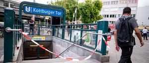Weißes Flatterband vor der Treppe in den Untergrund: Der U-Bahnhof Kottbusser Tor ist abgesperrt.