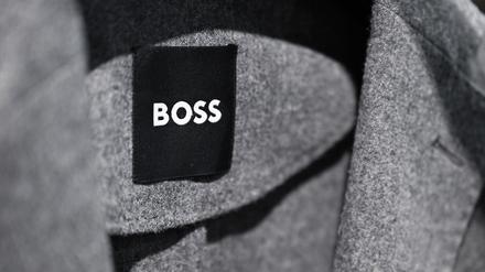 Ein Logo der Modemarke Boss des Modekonzerns Hugo Boss (Archivbild vom 07.03.2024).