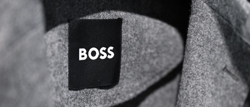 Ein Logo der Modemarke Boss des Modekonzerns Hugo Boss (Archivbild vom 07.03.2024).