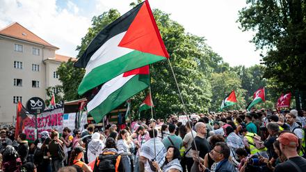 Teilnehmer der  Demonstration „Stoppt den Gaza-Genozid“ am Sonnabend in Berlin-Prenzlauer Berg und Mitte.