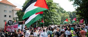 Personen schwenken Fahnen bei der Demonstration „Stoppt den Gaza-Genozid“ im Berliner Ortsteil Prenzlauer Berg.