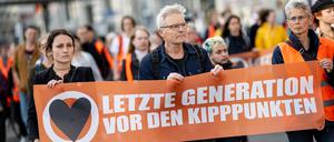 Demonstranten der Klimagruppe „Letzte Generation“ laufen mit einem Banner mit der Aufschrift „Letzte Generation vor den Kipppunkten“ durch Berlin-Mitte. (Archivbild aus dem August 2023)