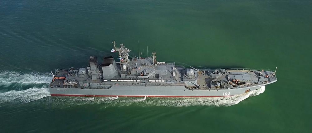 Das Landungsschiff „BDK-58 Kaliningrad“ im Anflug auf den Hauptstützpunkt Sewastopol der russischen Schwarzmeerflotte (Archivbild vom 10. Februar 2022).