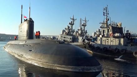 Auf diesem vom Pressedienst des russischen Verteidigungsministeriums veröffentlichten Foto bereitet sich ein U-Boot der russischen Marine auf die Teilnahme an einer Übung in der Nähe von Wladiwostok vor.