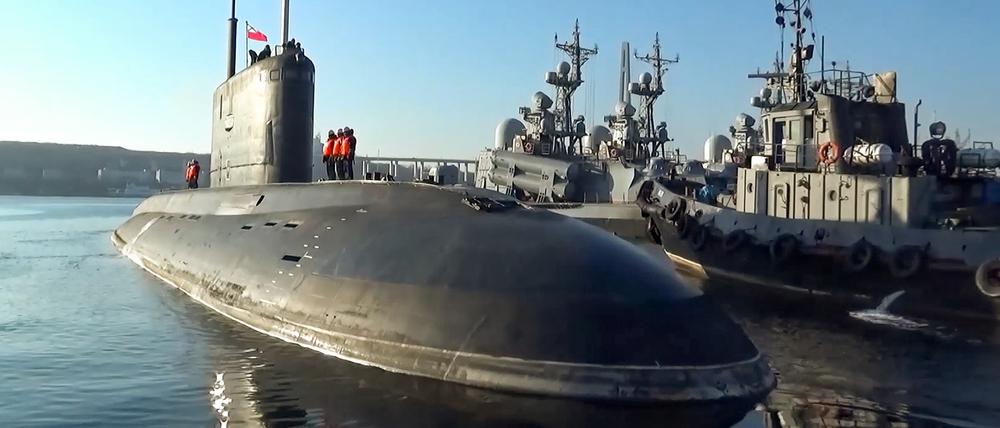 Auf diesem vom Pressedienst des russischen Verteidigungsministeriums veröffentlichten Foto bereitet sich ein U-Boot der russischen Marine auf die Teilnahme an einer Übung in der Nähe von Wladiwostok vor.