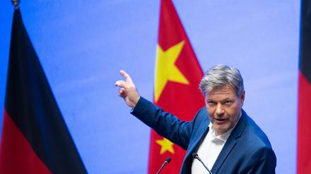 Robert Habeck (Bündnis 90/Die Grünen), Bundesminister für Wirtschaft und Klimaschutz, spricht während einer Rede an der Zhejiang Universität.