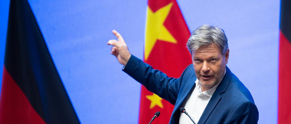 Robert Habeck (Bündnis 90/Die Grünen), Bundesminister für Wirtschaft und Klimaschutz, spricht während einer Rede an der Zhejiang Universität im Rahmen eines Besuchs in der Volksrepublik China.