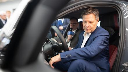 Wirtschaftsminister Robert Habeck (Bündnis 90/Die Grünen) im Juni 2024 bei der Besichtigung eines BMW-Forschungszentrums in der Volksrepublik China.