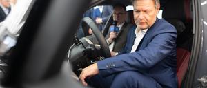 Wirtschaftsminister Robert Habeck (Bündnis 90/Die Grünen) im Juni 2024 bei der Besichtigung eines BMW-Forschungszentrums in der Volksrepublik China.