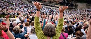 Die Zuschauer machen für die Berliner Philharmoniker bei ihrem Waldbühnenkonzert eine Laola-Welle. Das traditionelle Saisonabschlusskonzerts der Philharmoniker in der Berliner Waldbühne feiert 40. Jubiläum.