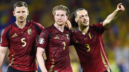 Belgien obenauf. Jan Vertonghen, Kevin De Bruyne and Arthur Theate (von links nach rechts).