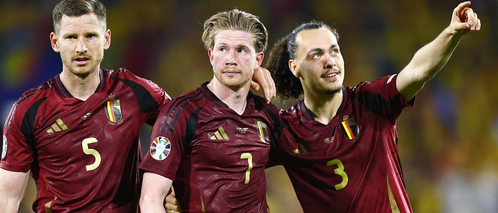 Belgien obenauf. Jan Vertonghen, Kevin De Bruyne and Arthur Theate (von links nach rechts).