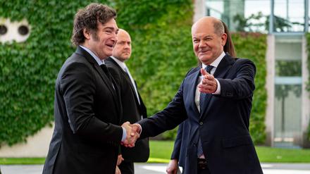 Bundeskanzler Olaf Scholz nimmt Javier Milei (l) in Empfang.