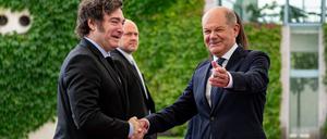 Bundeskanzler Olaf Scholz nimmt Javier Milei (l) in Empfang.
