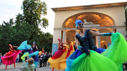 Das Teatro Pavana ließ buntebüllte Primaballerinas durch den Neuen Garten stolzieren.
