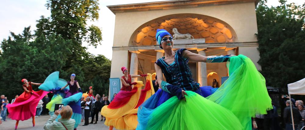 Das Teatro Pavana ließ buntebüllte Primaballerinas durch den Neuen Garten stolzieren.