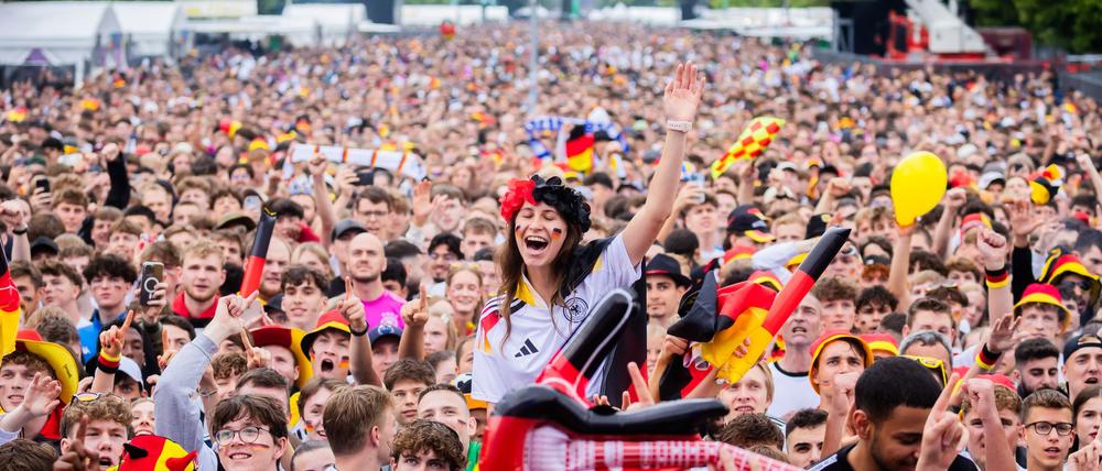Deutschland-Fans jubeln beim Public Viewing in der Fanzone am Brandenburger Tor.