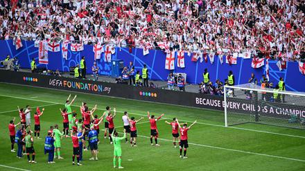 Georgiens Spieler feiern nach dem Spiel mit den Fans. 