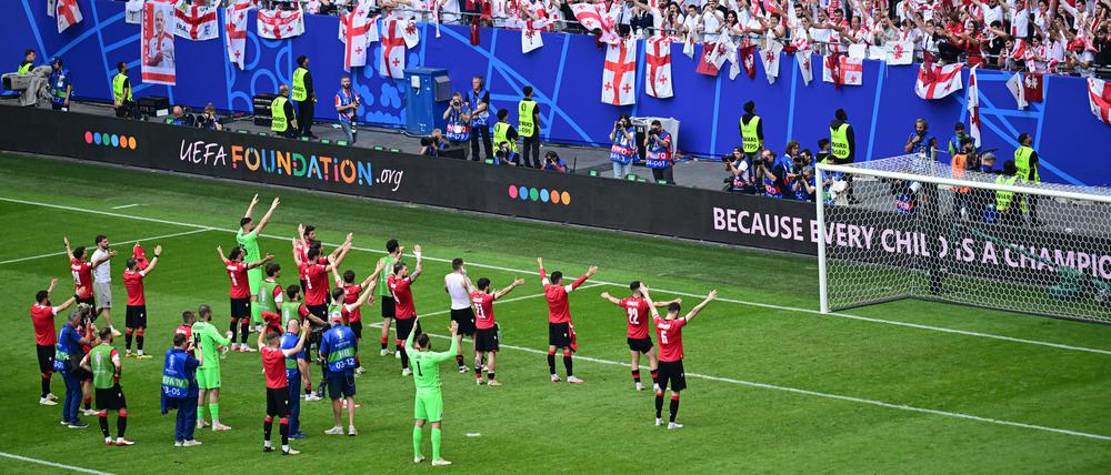 Georgiens Spieler feiern nach dem Spiel mit den Fans.