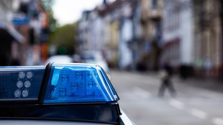 Ein Einsatzfahrzeug der Polizei steht am Straßenrand. (Symbolbild)