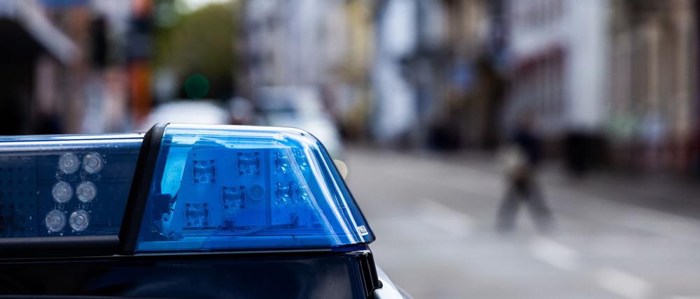 Ein Einsatzfahrzeug der Polizei steht am Straßenrand. (Symbolbild)
