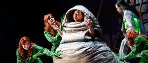 Ya-Chung Huang als Mao Tse-tung in „Nixon in China“ an der Deutschen Oper.