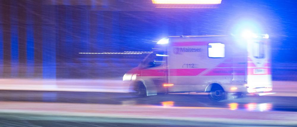 Ein Krankenwagen fährt über eine Straße.
