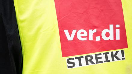 Nahaufnahme eine Weste mit der Aufschrift «ver.di Streik!».