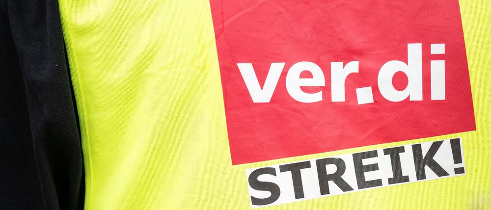 Nahaufnahme eine Weste mit der Aufschrift «ver.di Streik!».