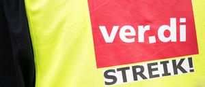 Nahaufnahme eine Weste mit der Aufschrift «ver.di Streik!».