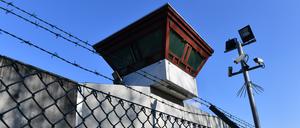 ARCHIV - 08.02.2018, Berlin: Sicherheitsleuchten und Überwachungskameras sind vor einem Gebäude auf dem Gelände der Justizvollzugsanstalt Tegel zu sehen. Der Komplex mit mehreren Gebäuden gehört zu einem der größten Gefängnisse Deutschlands. (zu dpa: «Mörder auf der Flucht - von Ausgang nicht zurückgekehrt») Foto: Paul Zinken/dpa +++ dpa-Bildfunk +++