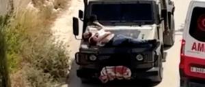 Screenshot aus einem der Videos, die den verwundeten Palästinenser auf einem Jeep zeigen.