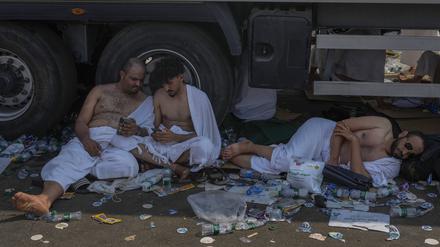 Muslimische Pilger ruhen sich am zweiten Tag der jährlichen Hadsch-Pilgerfahrt in Arafat in der Nähe der heiligen Stadt Mekka aus (Archivbild vom 15.06.2024).