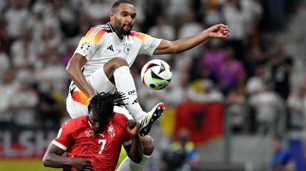 In der ersten Halbzeit beim Spiel zwischen Deutschland und der Schweiz kassiert Jonathan Tah seine zweite Gelbe Karte.