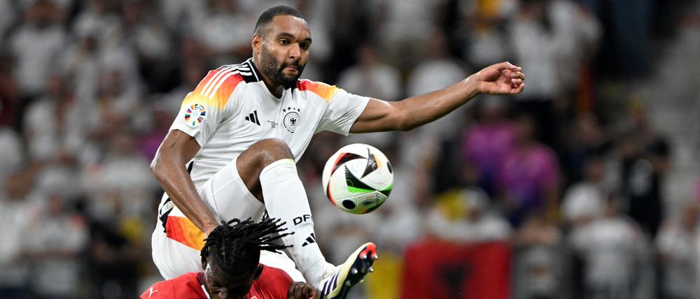 In der ersten Halbzeit beim Spiel zwischen Deutschland und der Schweiz kassiert Jonathan Tah seine zweite Gelbe Karte.